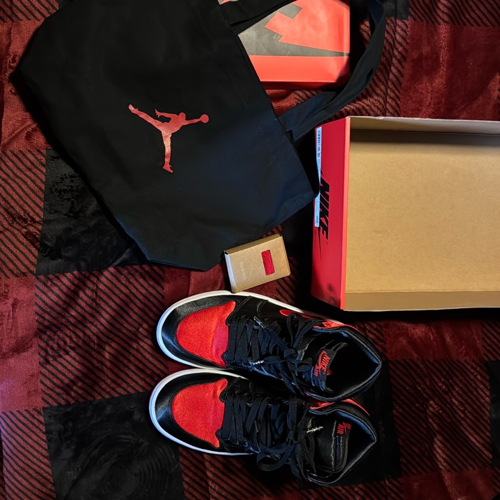 Nike limited edition  Jordan High-Top Sneakers - for Women Black and Red. - Picture 9 of 9